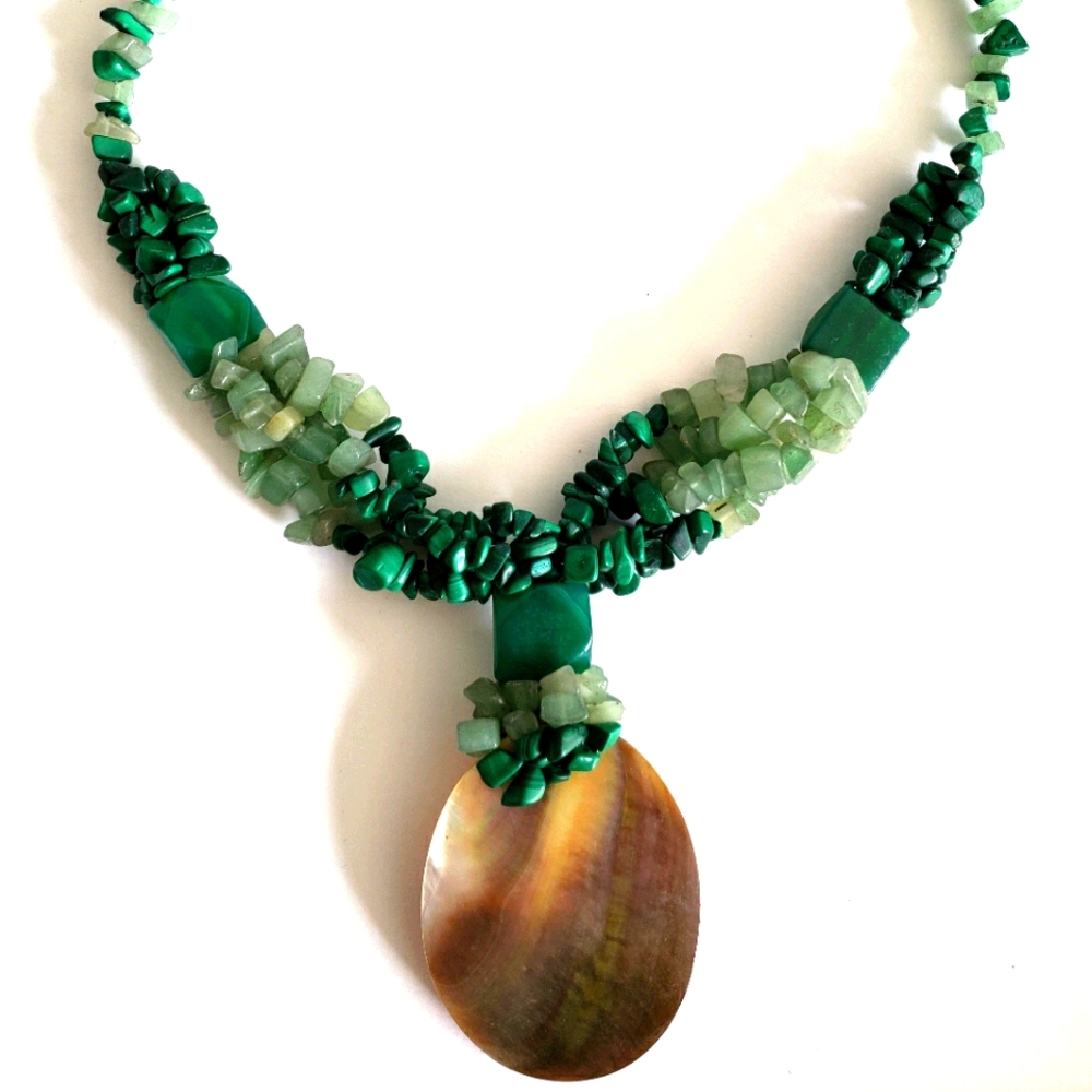 Mother pearl and jade stones necklace